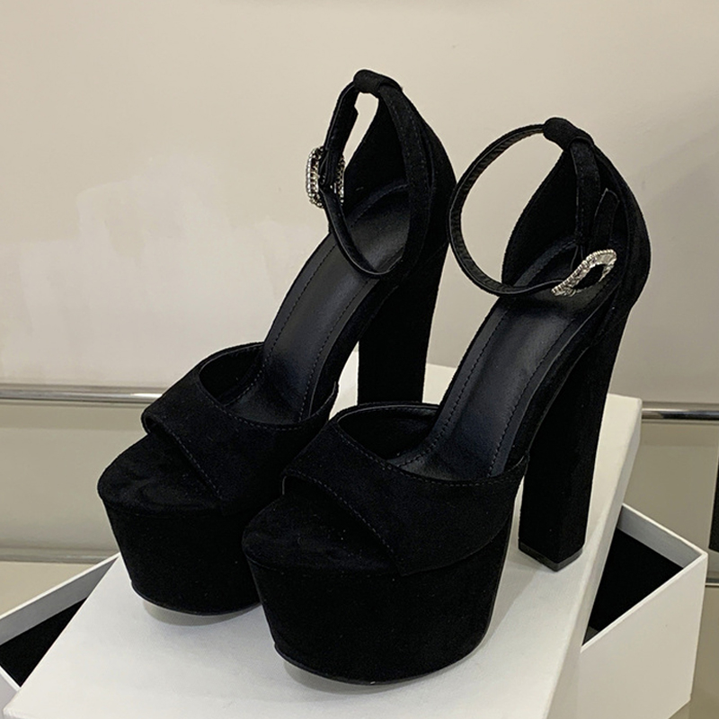 Liyke Model Gösterisi Seksi Ek - Thong Flat Sandal incelemesi ve fiyatı