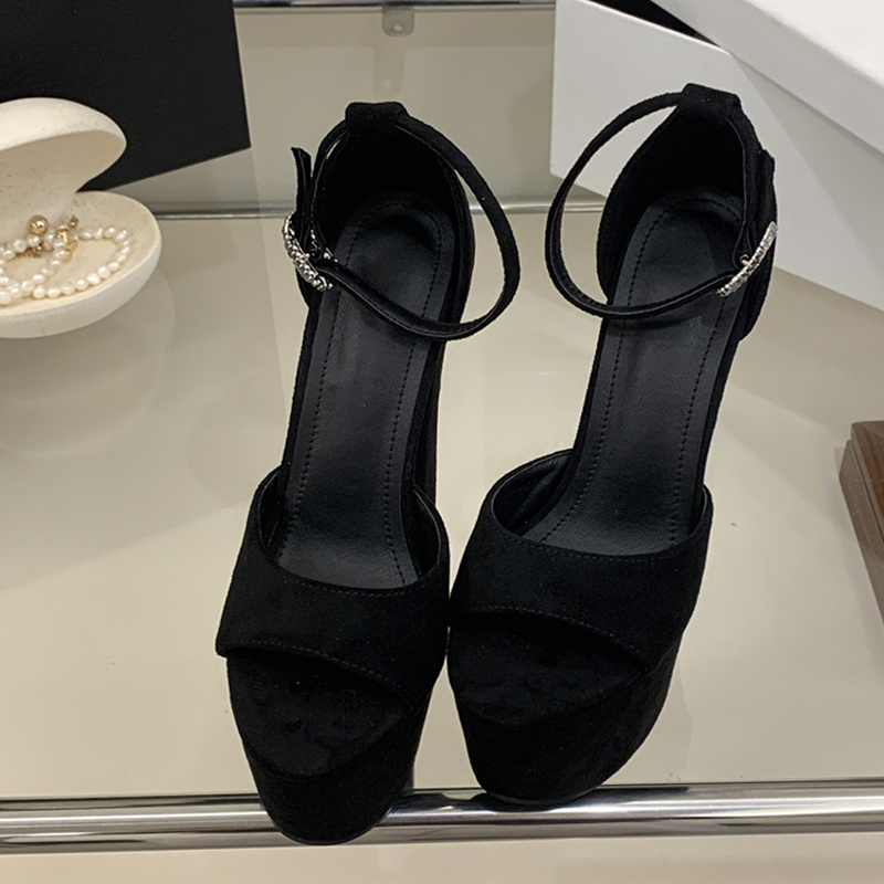 Liyke Model Gösterisi Seksi Ek - Thong Flat Sandal incelemesi ve fiyatı